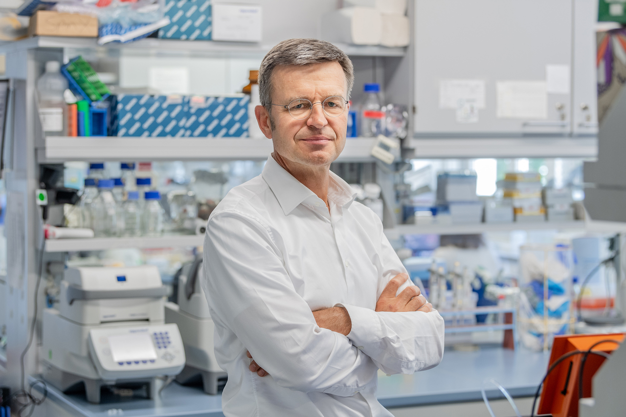 Prof. Stefan Engelhardt entwickelt mit seinem Start-up rnatics ein RNA-basiertes Medikament, das Lungenschäden bei Corona-Erkrankungen verhindern soll.  Foto: Andreas Heddergott / TUM